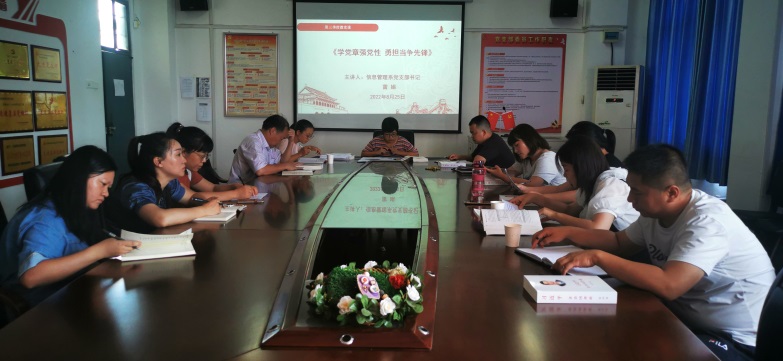 信息管理系黨支部組織參觀江西脫貧攻堅成果展”