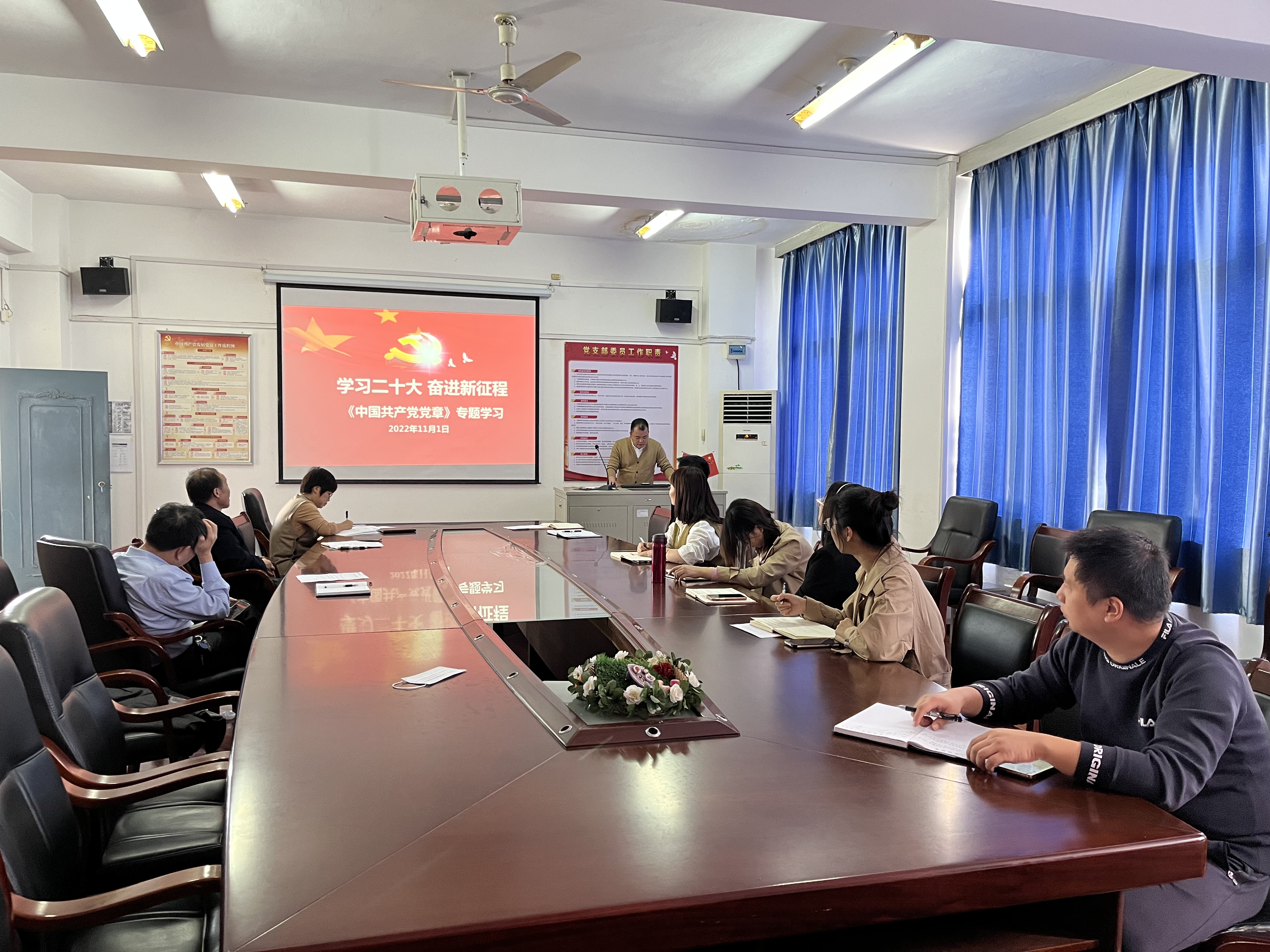 信息管理系黨支部赴江西省圖書館開展主題黨日活動