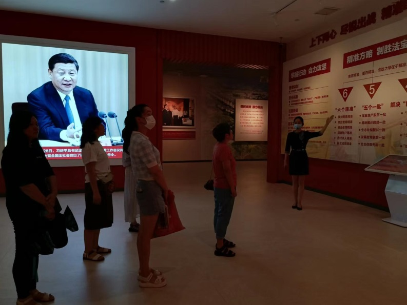 信息管理系黨支部組織參觀江西脫貧攻堅成果展”