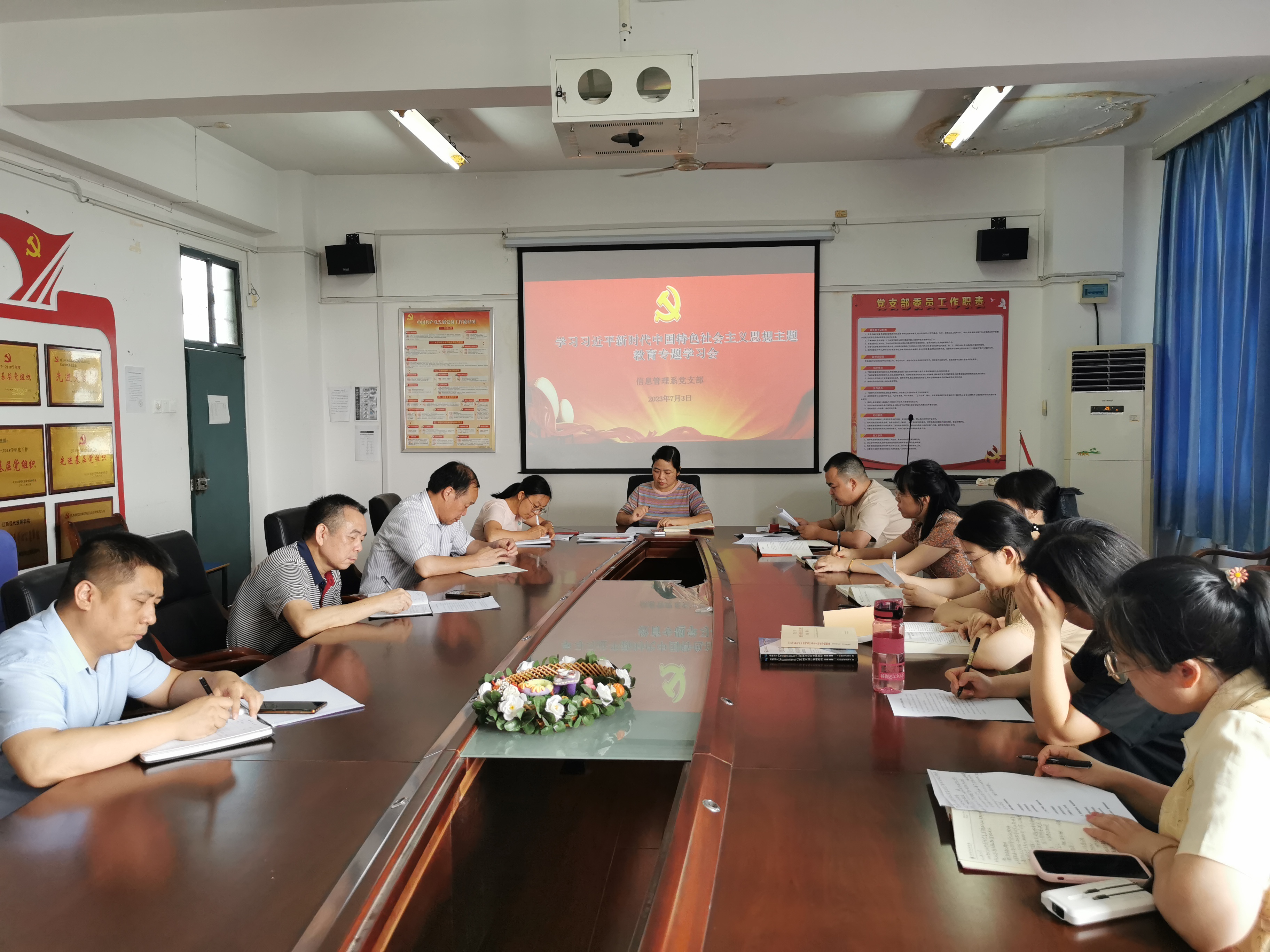 信息管理系黨支部赴江西省圖書館開展主題黨日活動