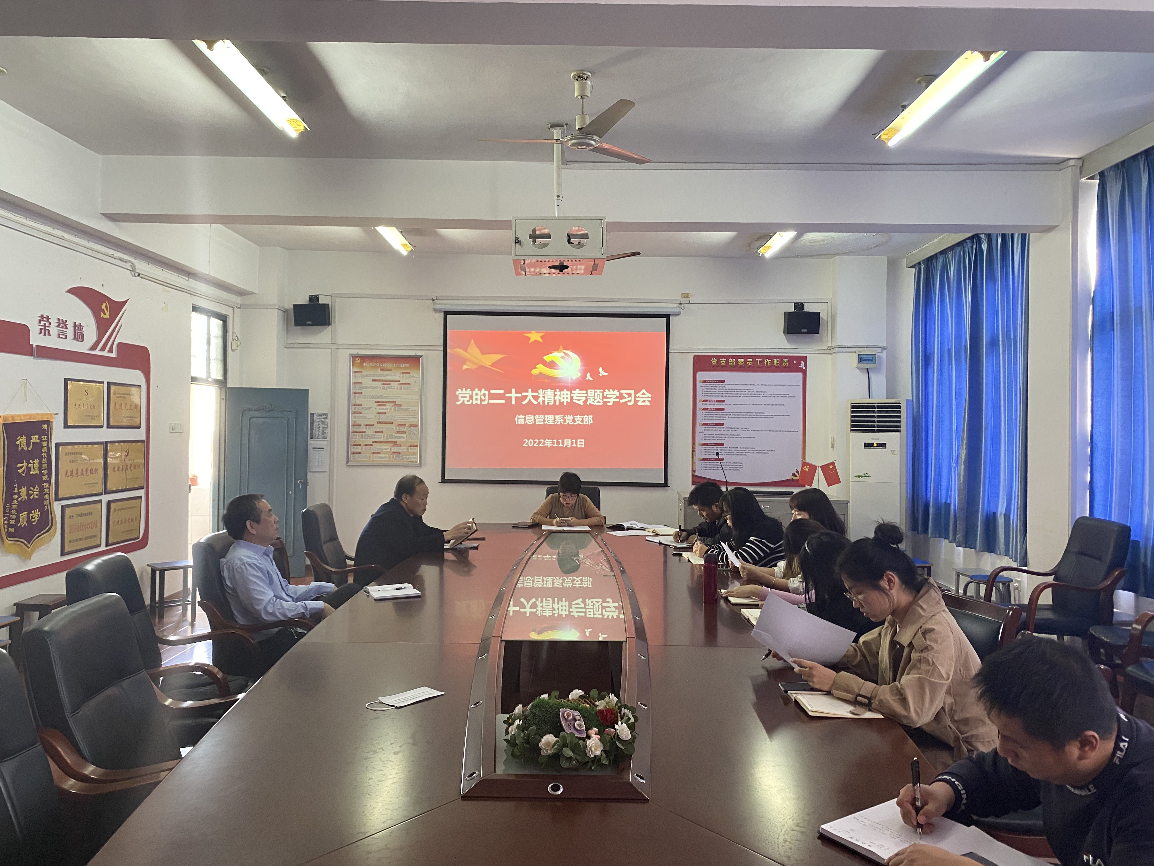 信息管理系黨支部赴江西省圖書館開展主題黨日活動