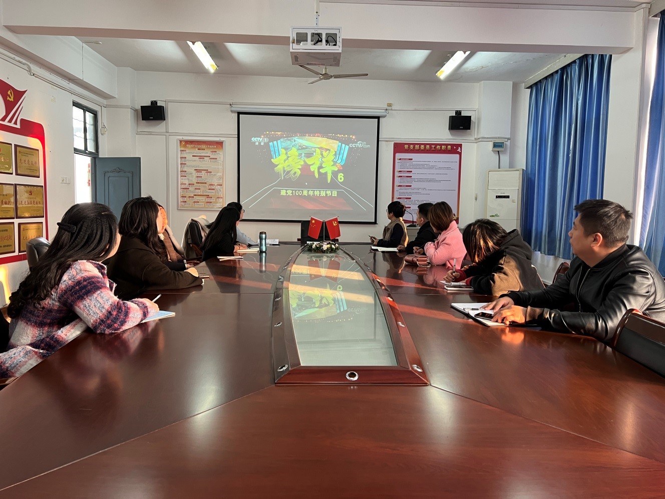 信息管理系黨支部組織集中觀看《榜樣6》專題節目